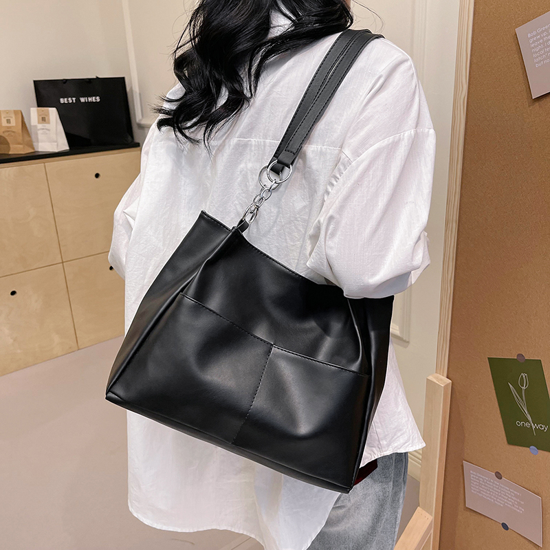 Women's Medium Pu Leather Solid Color Basic Classic Style Zipper Underarm Bag display picture 1