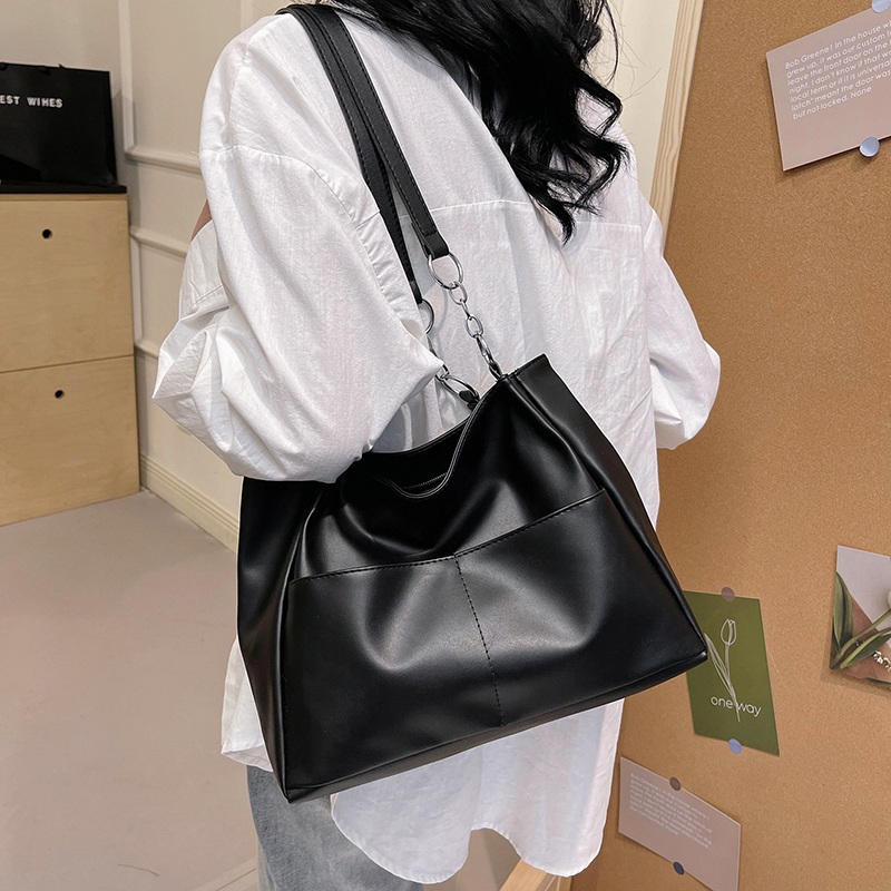 Women's Medium Pu Leather Solid Color Basic Classic Style Zipper Underarm Bag display picture 7