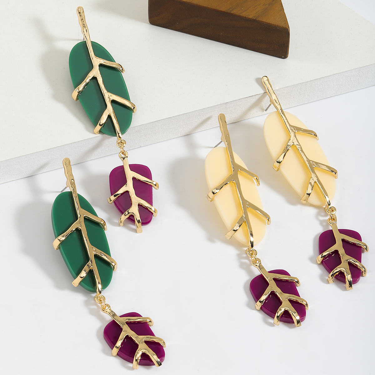 1 Pair Simple Style Classic Style Leaves Inlay Synthetic Resin Alloy Resin Drop Earrings display picture 5