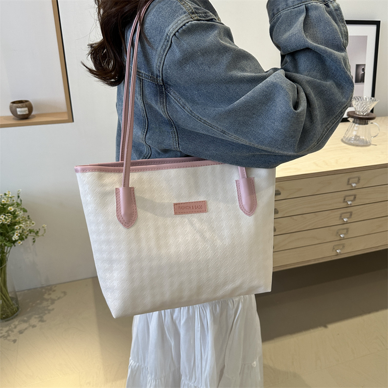 Women's Large Pu Leather Solid Color Basic Classic Style Square Zipper Tote Bag display picture 9