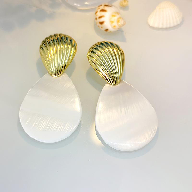 1 Pair Casual Beach Tropical Shell Iron 18K Gold Plated Drop Earrings display picture 1
