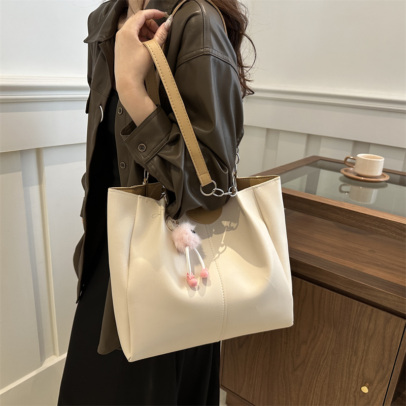 Women's Large Pu Leather Solid Color Basic Classic Style Zipper Tote Bag display picture 3