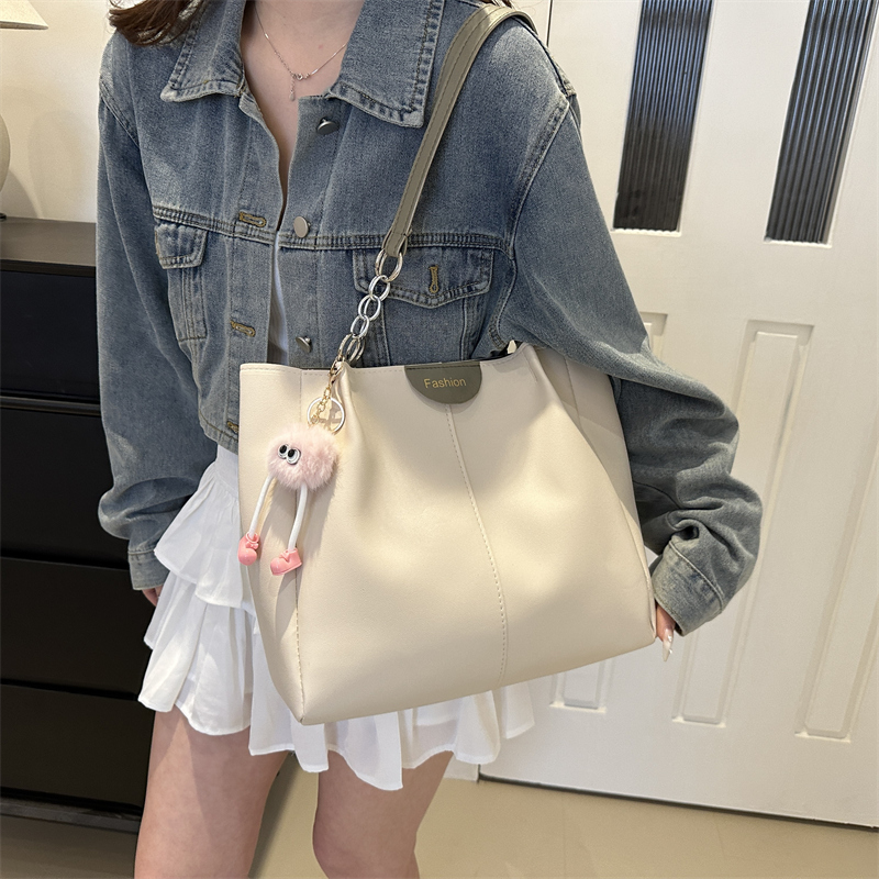 Women's Large Pu Leather Solid Color Basic Classic Style Zipper Tote Bag display picture 4