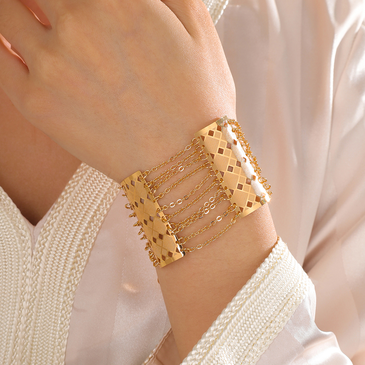 Wholesale Elegant Lady Bridal Geometric Copper 18K Gold Plated Bracelets display picture 4
