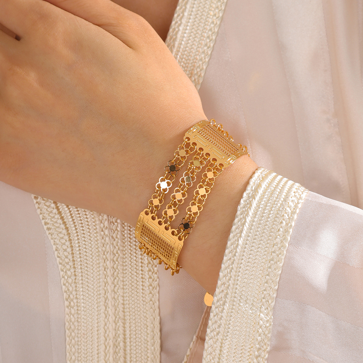 Wholesale Elegant Lady Bridal Geometric Solid Color Copper 18K Gold Plated Bracelets display picture 4