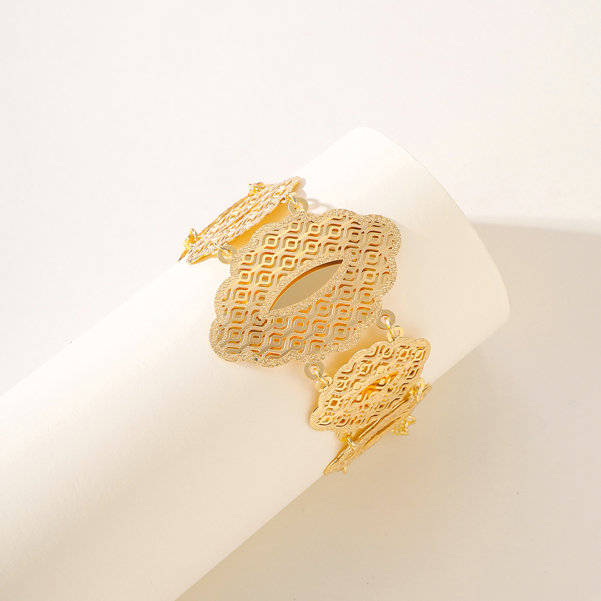 Wholesale Elegant Bridal Geometric Solid Color Copper 18K Gold Plated Bracelets display picture 2