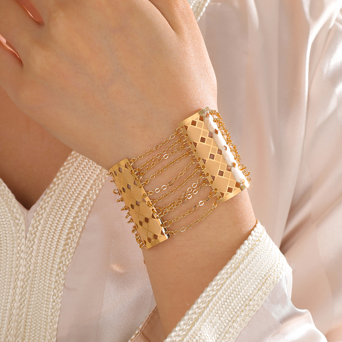 Wholesale Elegant Bridal Streetwear Geometric Solid Color Copper 18K Gold Plated Bracelets display picture 4