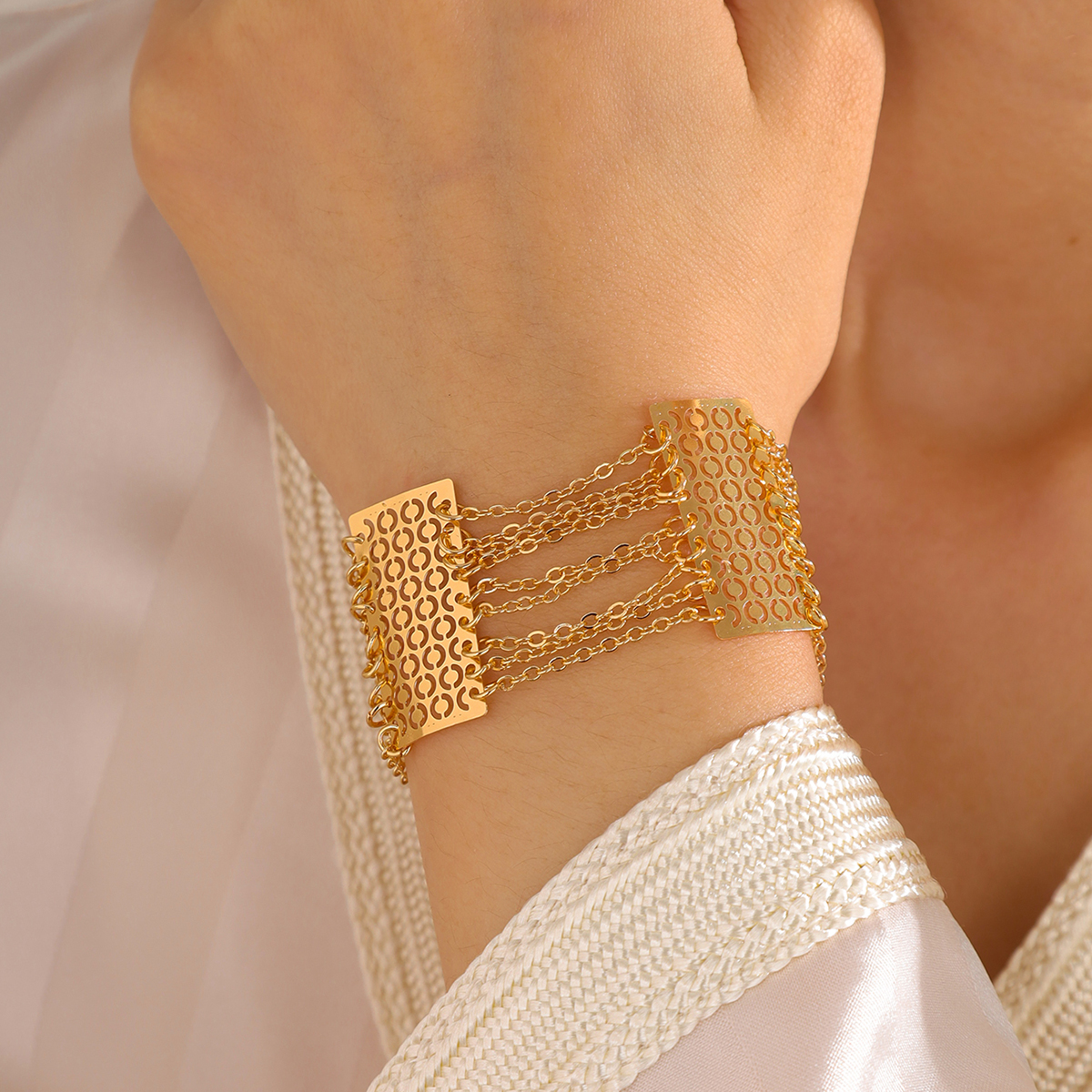 Wholesale Elegant Bridal Classic Style Geometric Solid Color Copper 18K Gold Plated Bracelets display picture 5