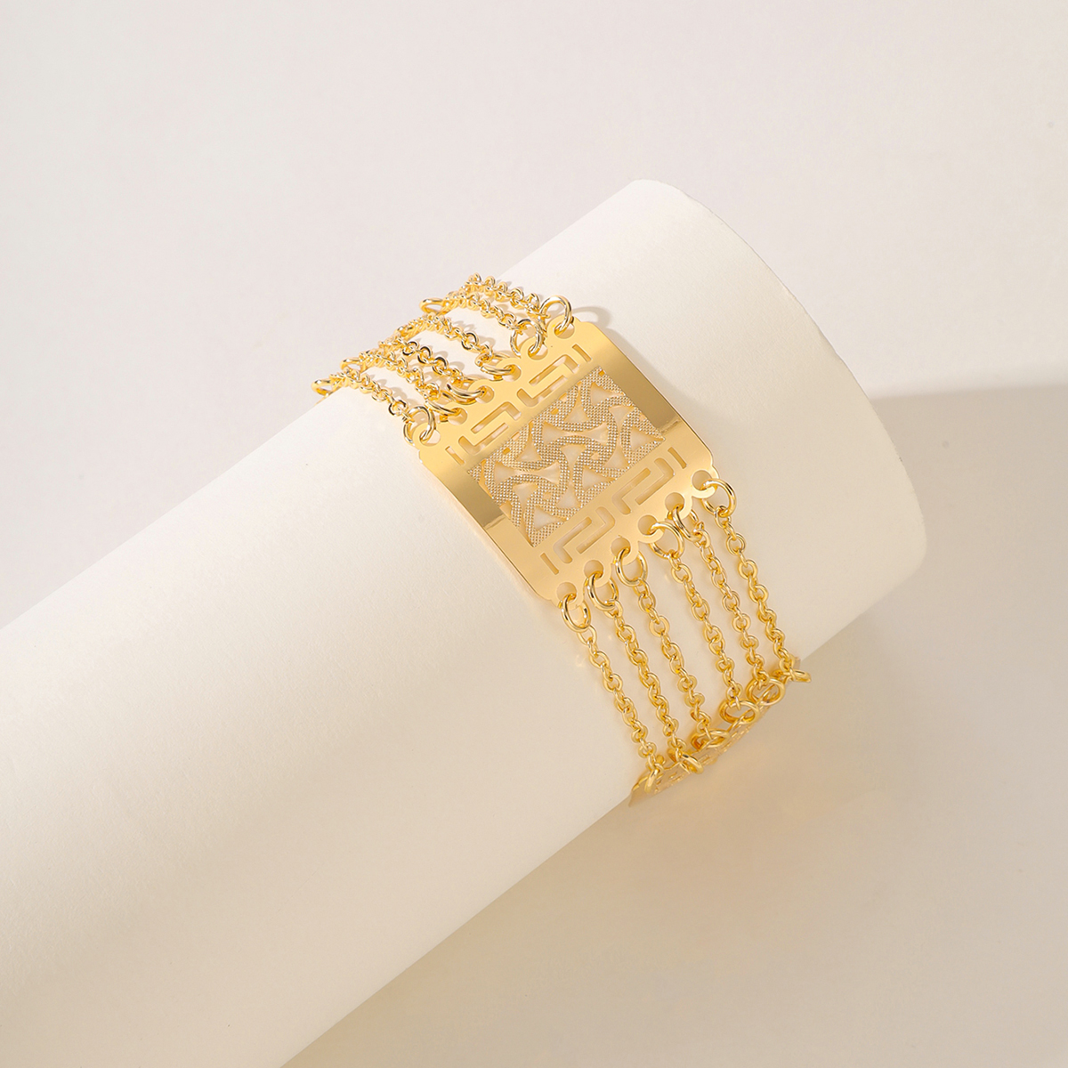Wholesale Elegant Bridal Classic Style Geometric Solid Color Copper 18K Gold Plated Bracelets display picture 2