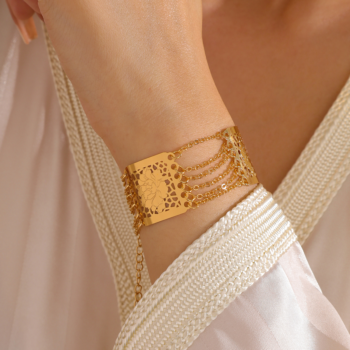 De Gros Style Simple Style Classique Fleur Le Cuivre Évider Plaqué Or 18K Bracelets display picture 2