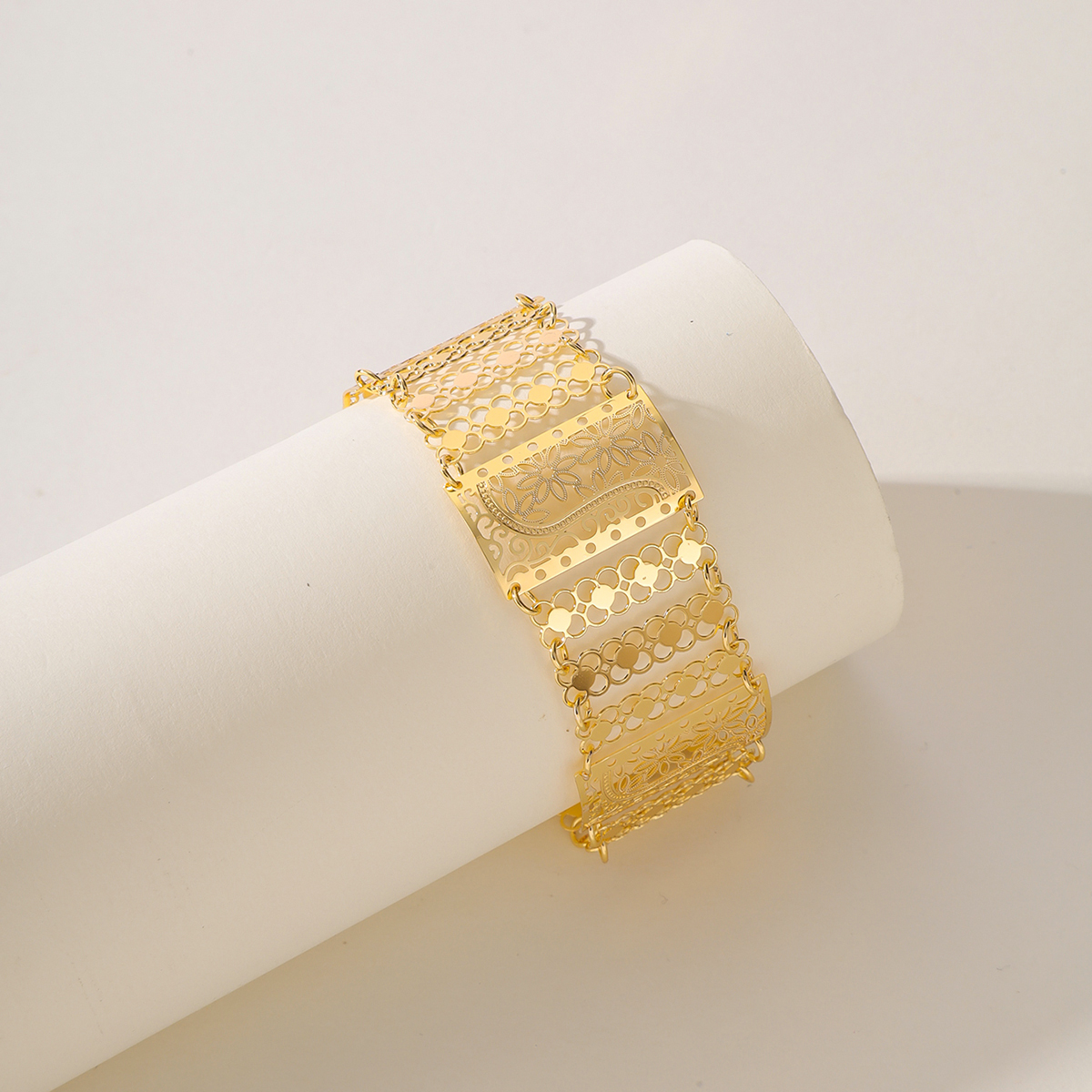 De Gros Style Simple Style Classique Couleur Unie Le Cuivre Évider Plaqué Or 18K Bracelets display picture 1