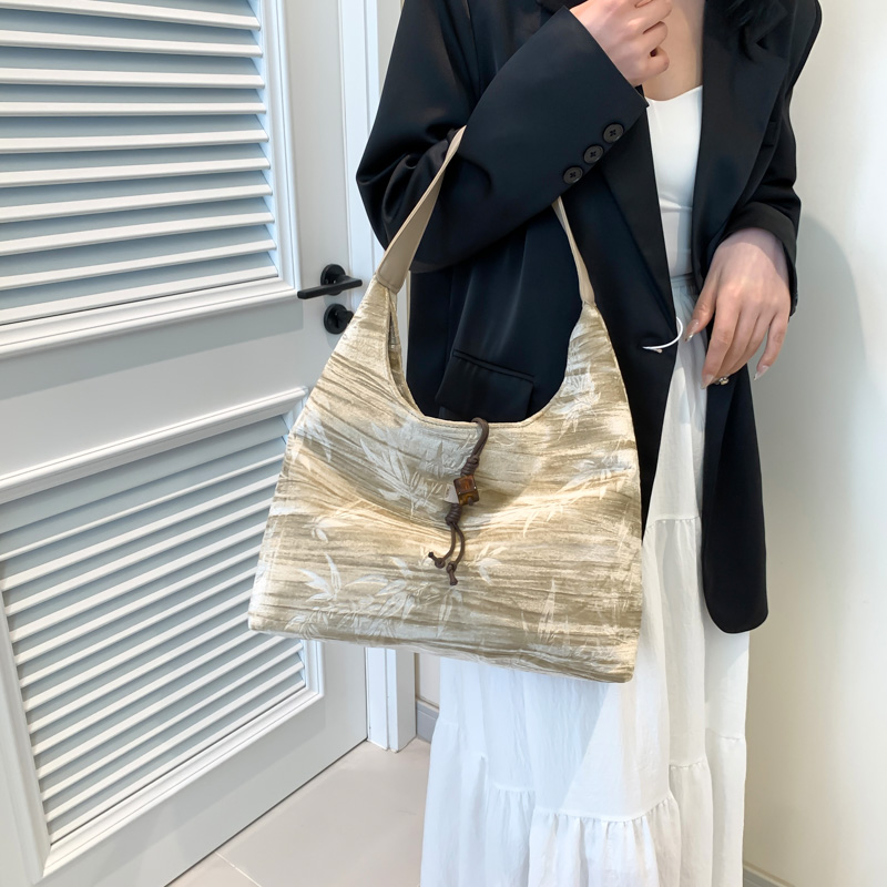 Women's Medium Cloth Solid Color Elegant Classic Style Sewing Thread Pillow Shape Zipper Shoulder Bag display picture 10