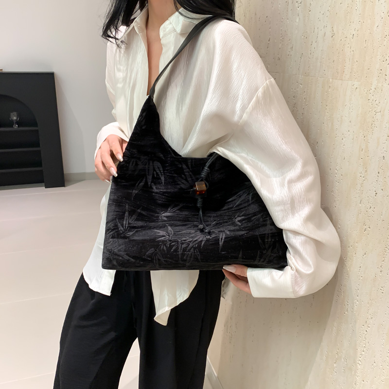 Women's Medium Cloth Solid Color Elegant Classic Style Sewing Thread Pillow Shape Zipper Shoulder Bag display picture 13