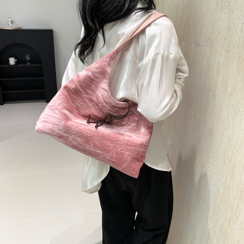 Women's Medium Cloth Solid Color Elegant Classic Style Sewing Thread Pillow Shape Zipper Shoulder Bag display picture 15
