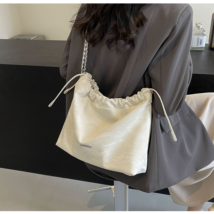 Women's Medium Pu Leather Solid Color Basic Classic Style Magnetic Buckle Tote Bag display picture 10