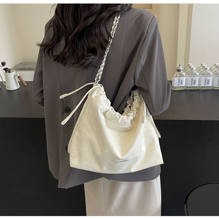 Women's Medium Pu Leather Solid Color Basic Classic Style Magnetic Buckle Tote Bag display picture 13