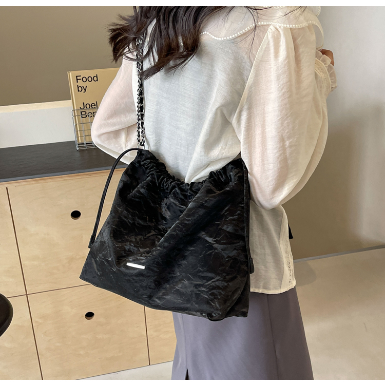Women's Medium Pu Leather Solid Color Basic Classic Style Magnetic Buckle Tote Bag display picture 12