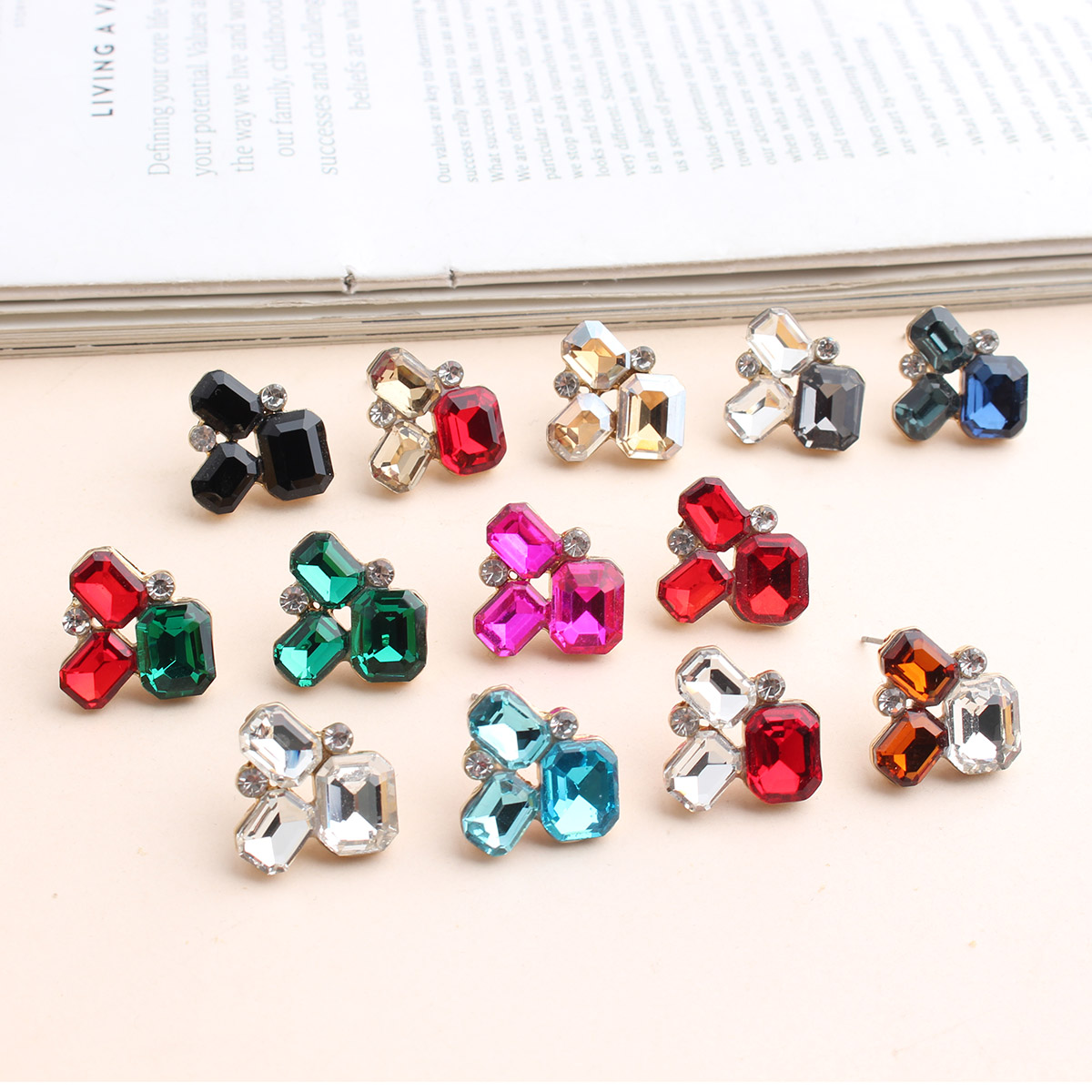 1 Pair Elegant Modern Style Classic Style Geometric Flower Plating Inlay Alloy Crystal Rhinestones Ear Studs display picture 3