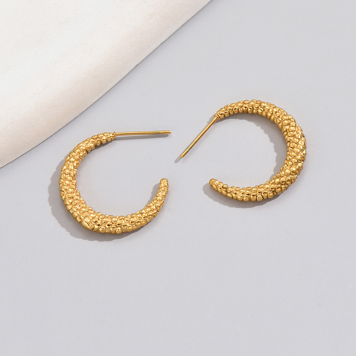 1 Pair Basic Modern Style Classic Style C Shape 304 Stainless Steel Titanium Steel 18K Gold Plated Hoop Earrings display picture 5