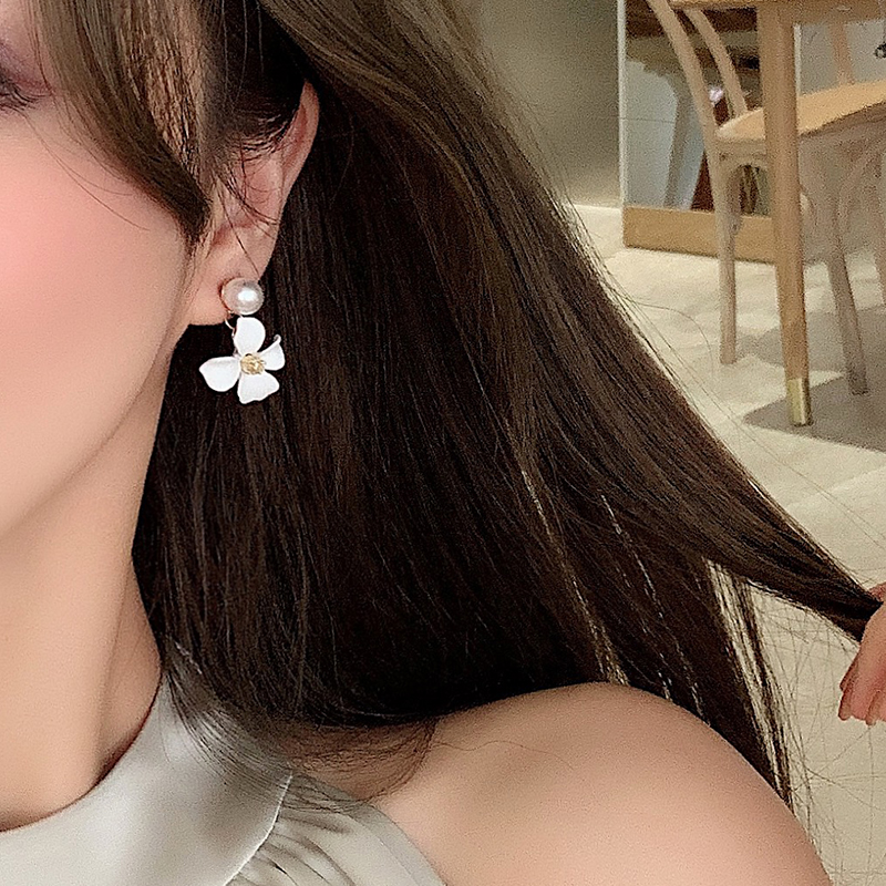 1 Pair Lady Sweet Korean Style Flower Inlay Alloy Artificial Pearls Drop Earrings display picture 5