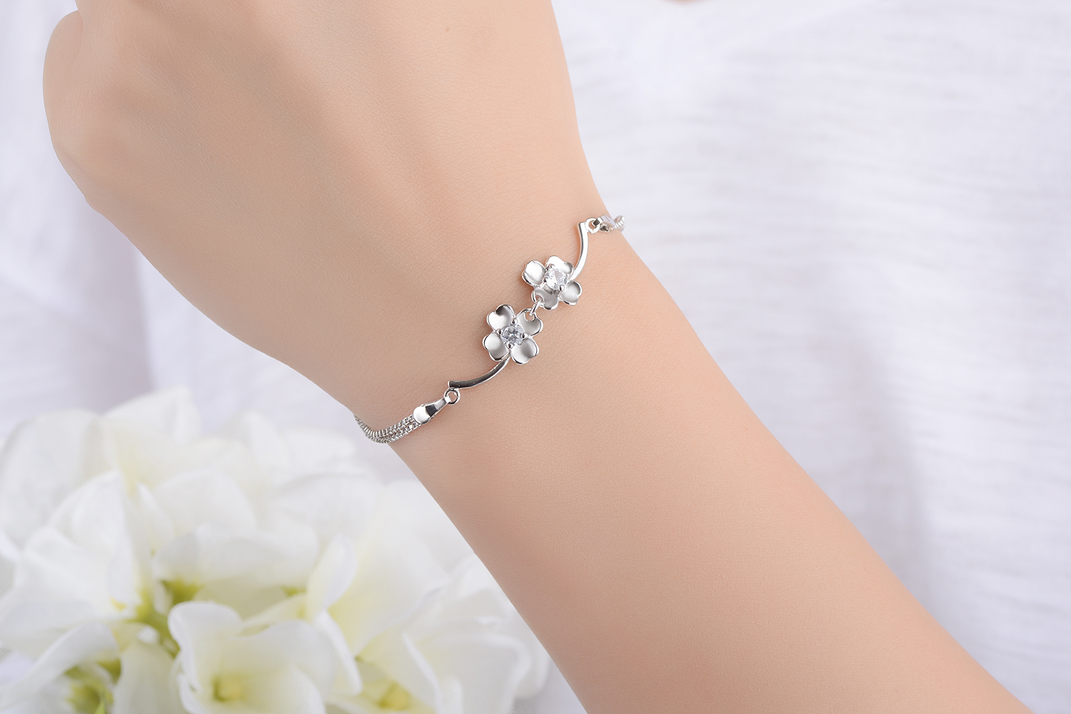 Wholesale Simple Style Classic Style Leaf Copper Inlay Zircon Bracelets display picture 4