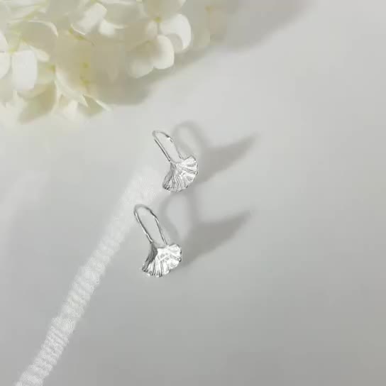 1 Pair Sweet Simple Style Ginkgo Leaf Polishing Sterling Silver White Gold Plated Earrings display picture 1