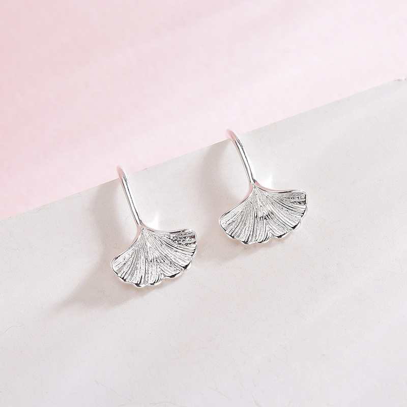 1 Pair Sweet Simple Style Ginkgo Leaf Polishing Sterling Silver White Gold Plated Earrings display picture 3