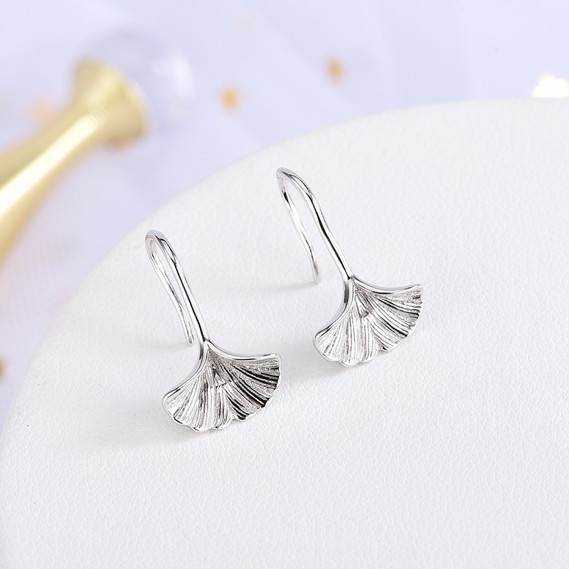 1 Pair Sweet Simple Style Ginkgo Leaf Polishing Sterling Silver White Gold Plated Earrings display picture 2