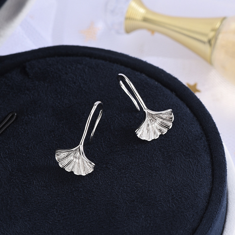 1 Pair Sweet Simple Style Ginkgo Leaf Polishing Sterling Silver White Gold Plated Earrings display picture 5