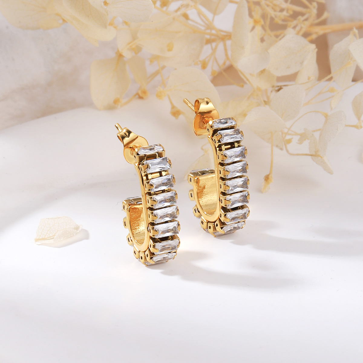 1 Pair Simple Style Classic Style Solid Color Plating Inlay 304 Stainless Steel Zircon 18K Gold Plated Hoop Earrings display picture 1