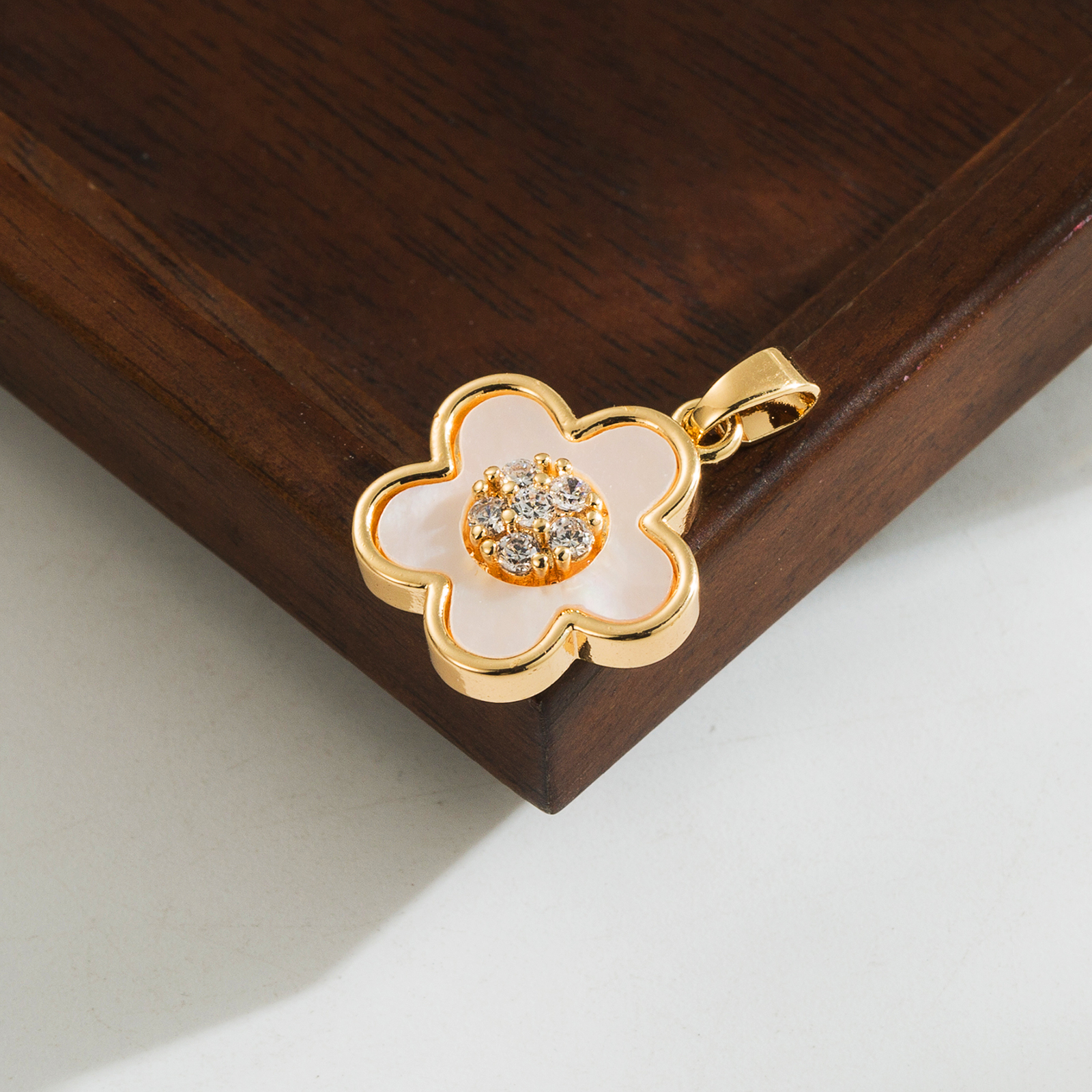 1 Piece 15.5mm Copper Zircon 14K Gold Plated Flower Pendant display picture 3