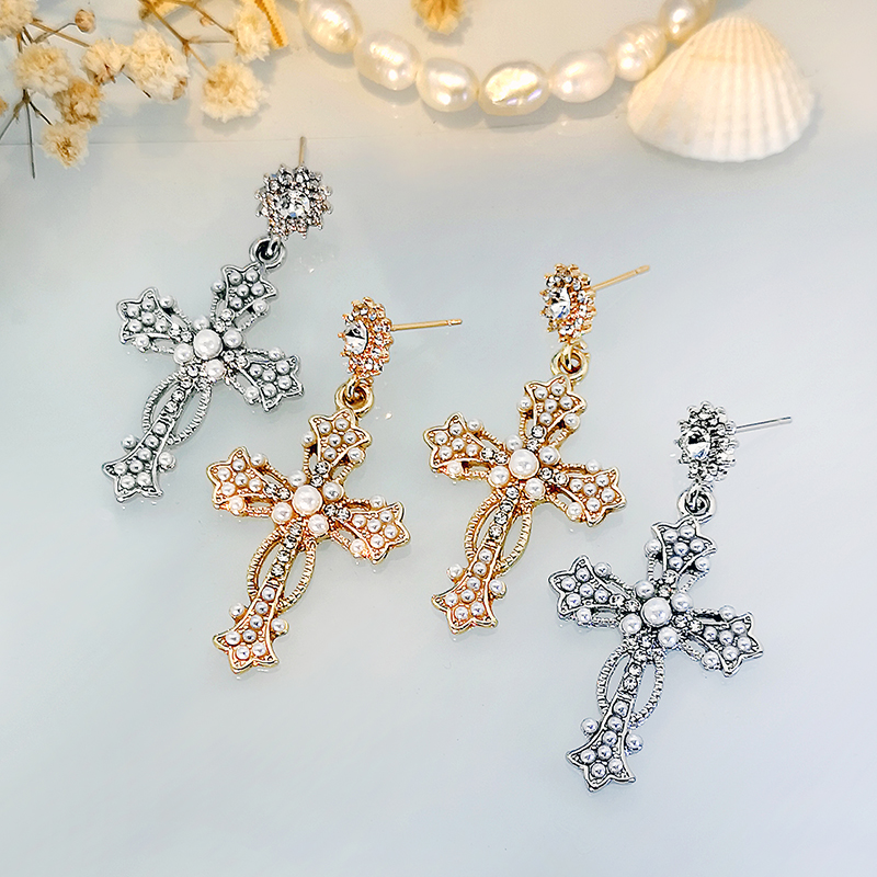 1 Pair Classical Baroque Style Cross Hollow Out Inlay Alloy Artificial Rhinestones Artificial Diamond Drop Earrings display picture 7