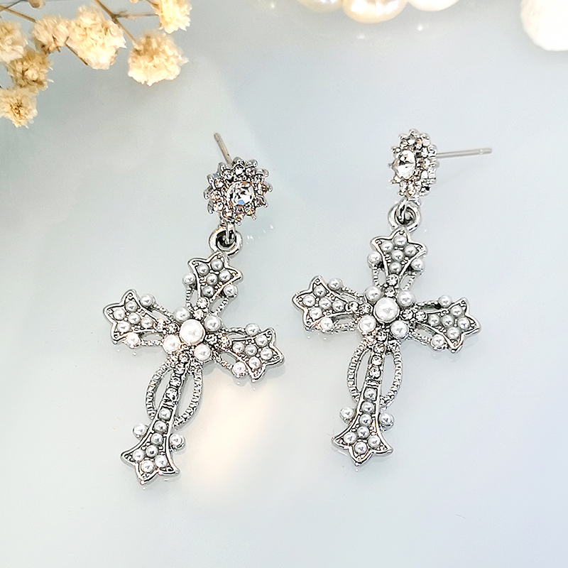 1 Pair Classical Baroque Style Cross Hollow Out Inlay Alloy Artificial Rhinestones Artificial Diamond Drop Earrings display picture 3