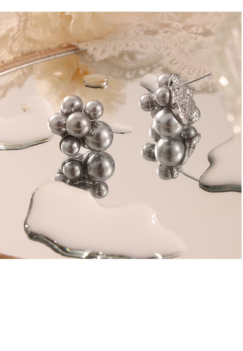 1 Paire Élégant Style Simple Couleur Unie Placage Incruster Perle Artificielle Laiton Perles Artificielles Plaqué Or 18K Boucles D'Oreilles display picture 2