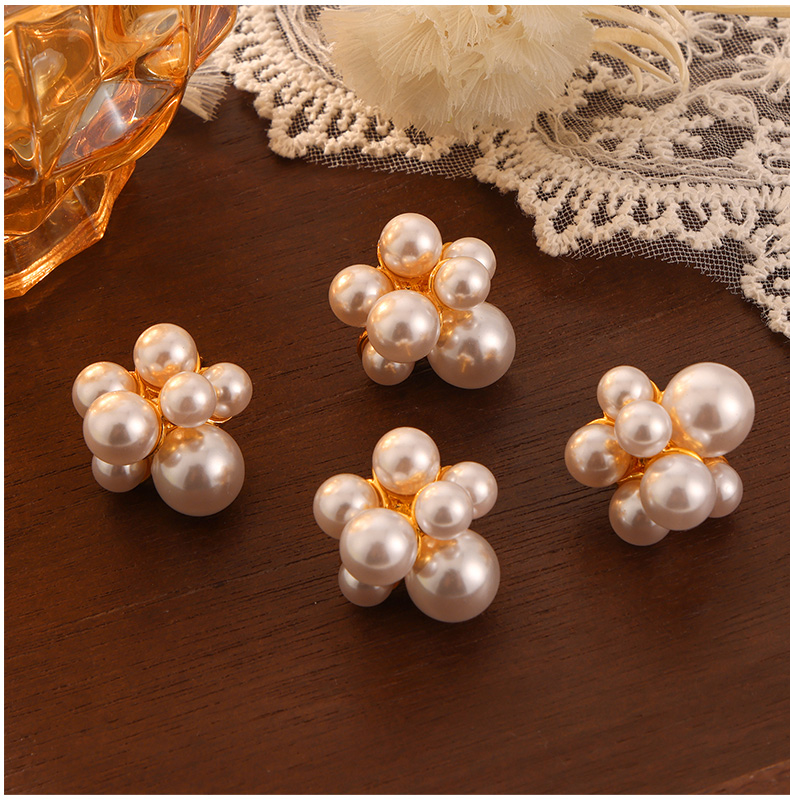 1 Pair Elegant Simple Style Solid Color Plating Inlay Artificial Pearl Brass Artificial Pearls 18K Gold Plated Ear Studs display picture 3