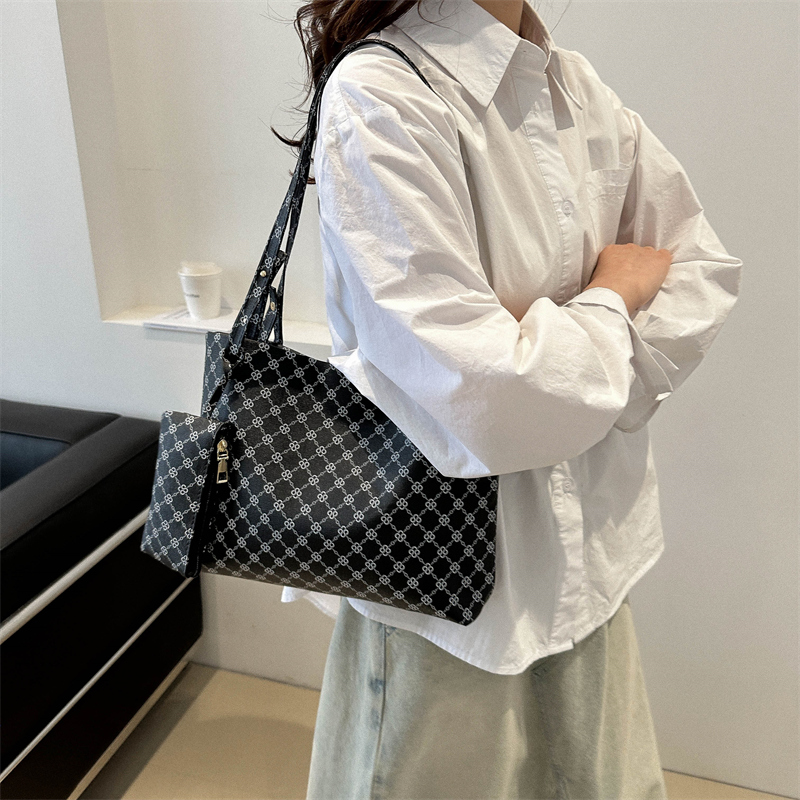Women's Medium Pu Leather Solid Color Lingge Basic Vintage Style Magnetic Buckle Tote Bag display picture 7