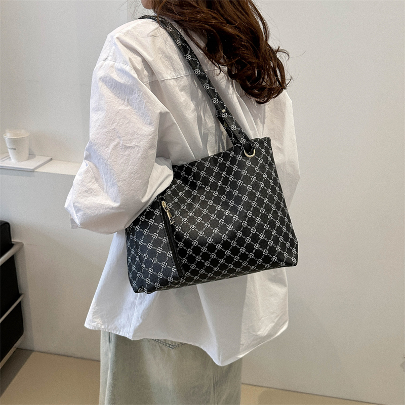 Women's Medium Pu Leather Solid Color Lingge Basic Vintage Style Magnetic Buckle Tote Bag display picture 5