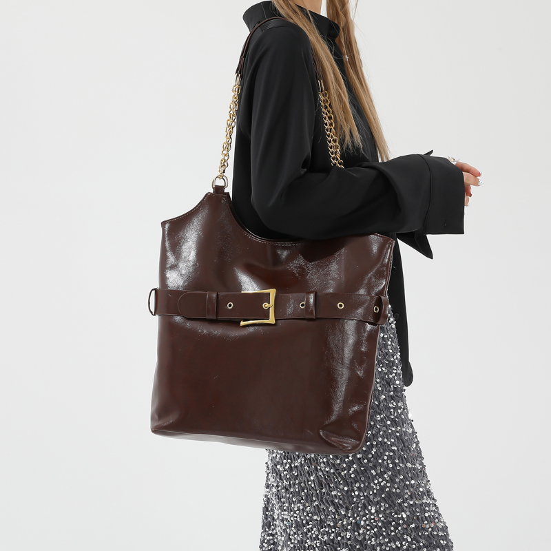 Women's Medium Pu Leather Solid Color Streetwear Zipper Shoulder Bag display picture 4