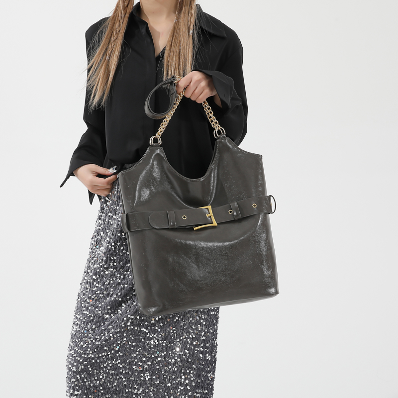 Women's Medium Pu Leather Solid Color Streetwear Zipper Shoulder Bag display picture 8