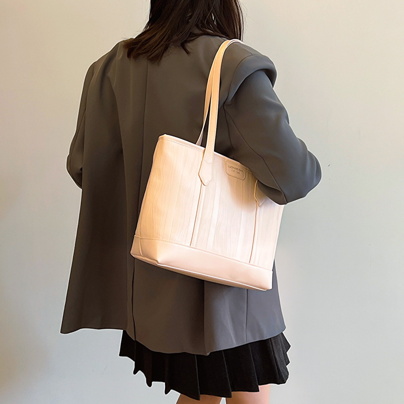 Femmes Moyen Faux Cuir Couleur Unie De Base Style Classique Fermeture Éclair Sac À Main display picture 5