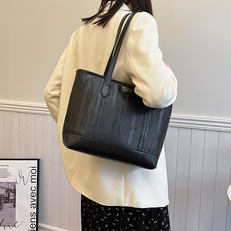 Femmes Moyen Faux Cuir Couleur Unie De Base Style Classique Fermeture Éclair Sac À Main display picture 8