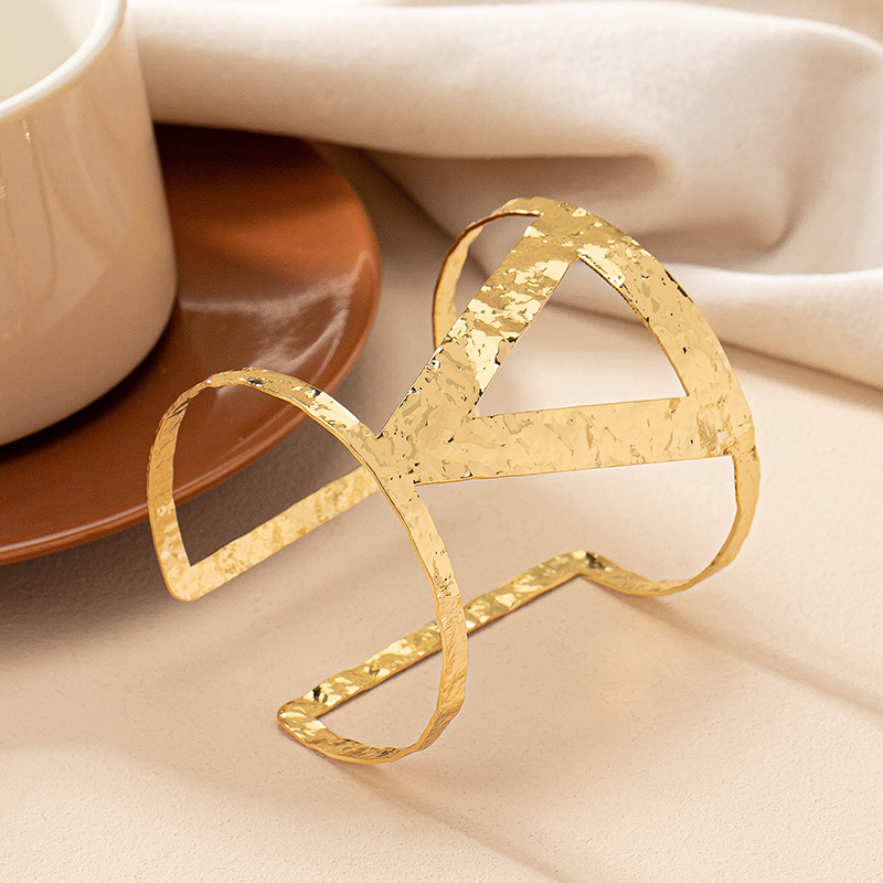 Exaggerated Oversized Geometric Alloy Plating Gold Plated Women's Bangle display picture 3