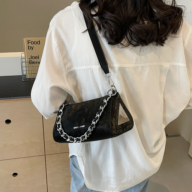 Women's Pu Leather Solid Color Streetwear Sewing Thread Chain Zipper Crossbody Bag display picture 12