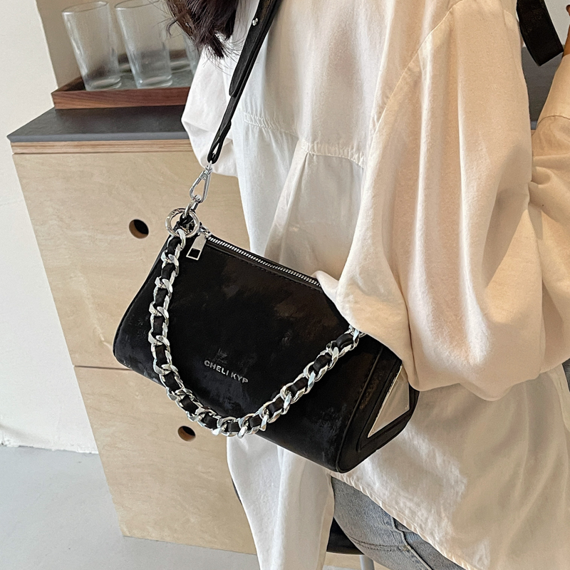Women's Pu Leather Solid Color Streetwear Sewing Thread Chain Zipper Crossbody Bag display picture 10