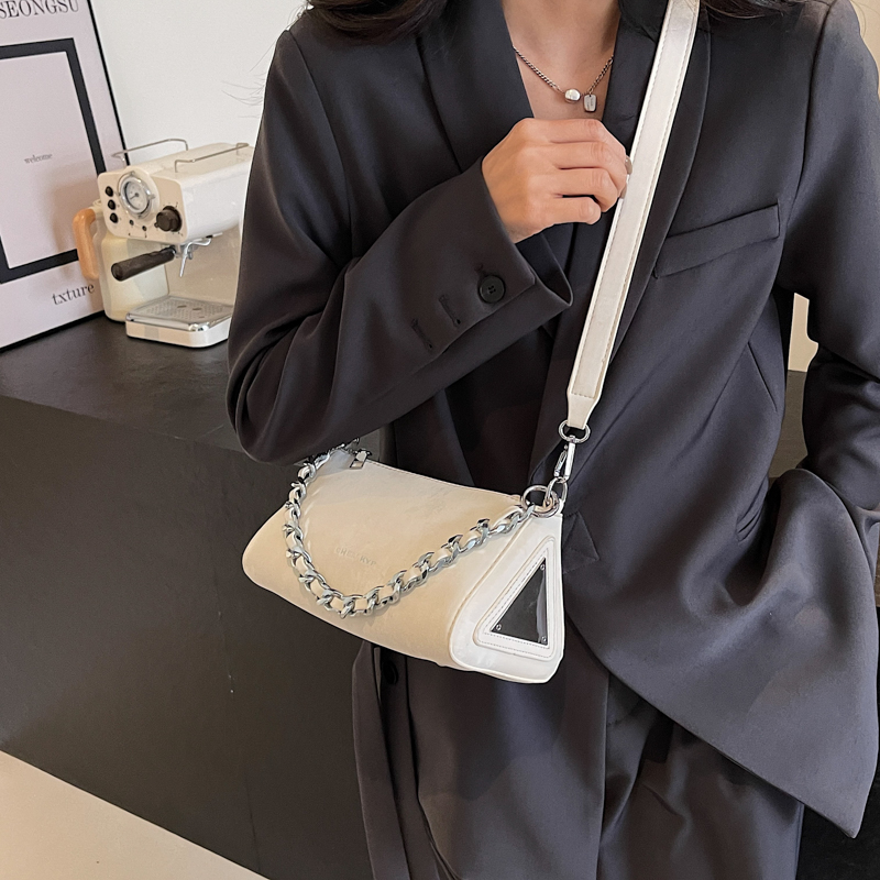 Women's Pu Leather Solid Color Streetwear Sewing Thread Chain Zipper Crossbody Bag display picture 6