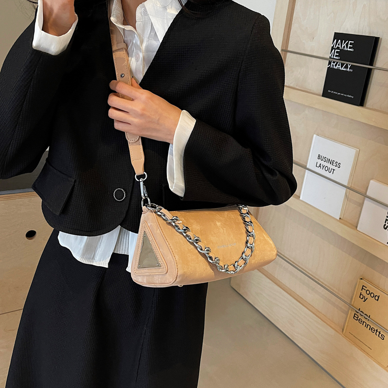 Women's Pu Leather Solid Color Streetwear Sewing Thread Chain Zipper Crossbody Bag display picture 4