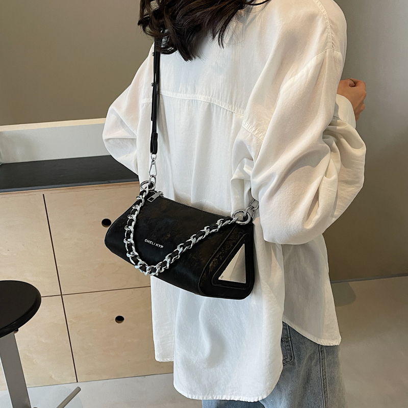 Women's Pu Leather Solid Color Streetwear Sewing Thread Chain Zipper Crossbody Bag display picture 9