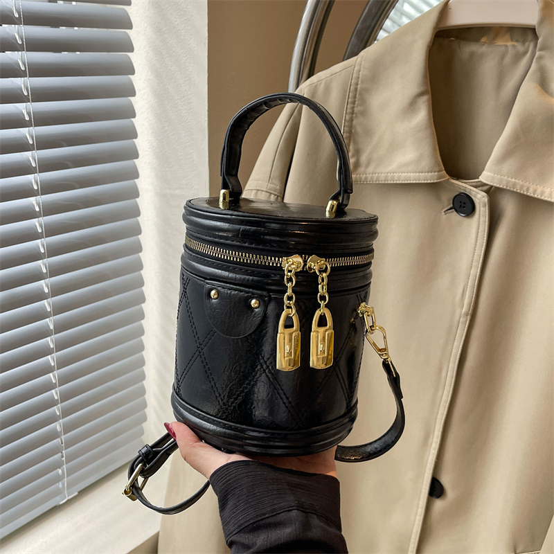 Women's Pu Leather Solid Color Classic Style Sewing Thread Zipper Bucket Bag display picture 6