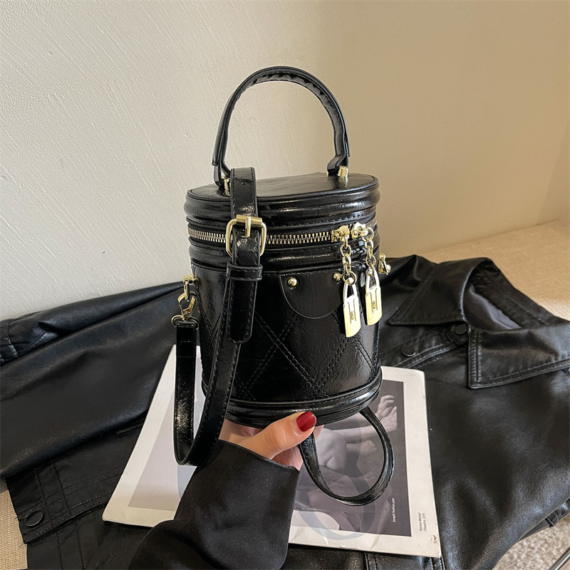 Women's Pu Leather Solid Color Classic Style Sewing Thread Zipper Bucket Bag display picture 7