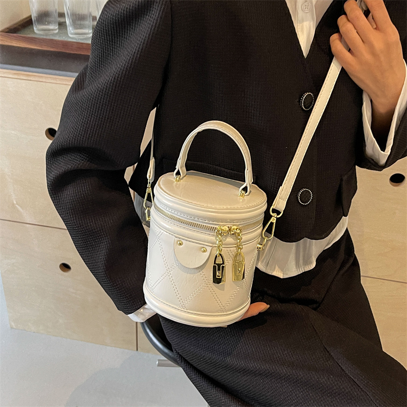 Women's Pu Leather Solid Color Classic Style Sewing Thread Zipper Bucket Bag display picture 10